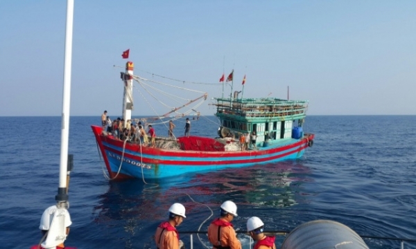 Đang triển khai phương án cứu 11 ngư dân gặp nạn